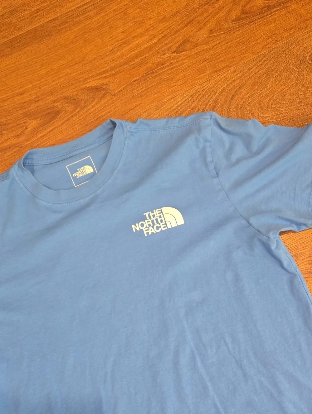 THE NORTH FACE SHORT SLEEVE TSHIRT..SIZE MED.  #8102
